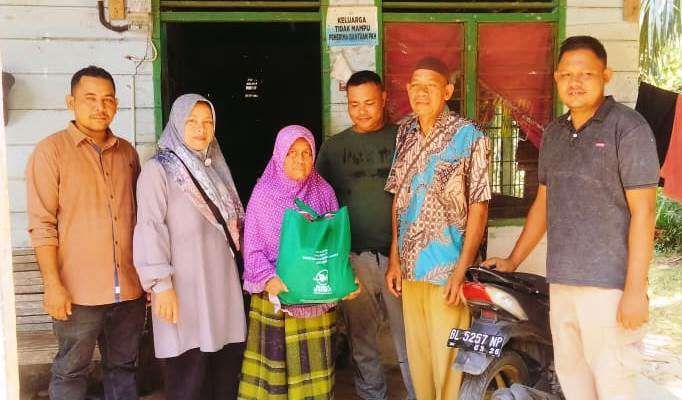 Read more about the article BUMG Bumoe Makmue Simpang Keuramat Bagikan 50 paket Sembako Kepada Lansia dan Disabilitas